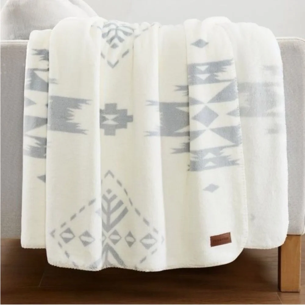 Pendleton Plush Throw Blanket 50X70 - Picture 1 of 6